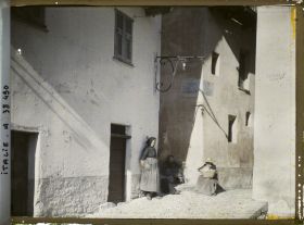 Image représentant Groupe de femmes dans une rue