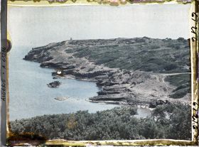 Image représentant La côte avec les ruines à l'arrière-plan