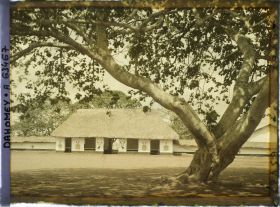 Image représentant La cour du palais de Glélé et le logodo, bâtiment de transition entre les deux cours où le roi s'installait pour assister aux danses données dans la cour