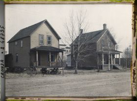 Image représentant Canada, Fort William, Types de maisons dont une soulevée de terre