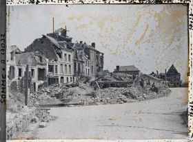 Image représentant France, Péronne, Place du marché aux œufs au fond, l'Hôtel de Ville