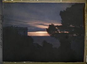 Image représentant Partie supérieure de la façade ouest de la villa Kahn ou villa Zamir, vue vers l'est, à contre-jour