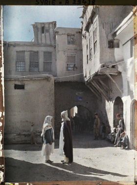 Image représentant Groupe de personnages en tenues traditionnelles dans la rue d'El-Arbals