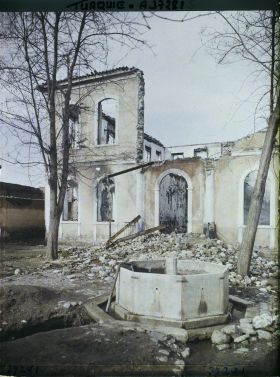 Image représentant Turquie, Cassaba, Ecole de garçons incendiée