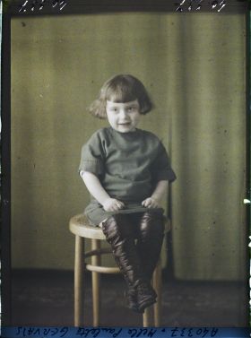 Image représentant L'enfant  https://musee-albert-kahn.s-museum.fr/home/NWQ2OTAwYzNmYjZlZTk1ZWQwODJmMjY4L2dlbmVyaWMtbm90aWNlLXRhYi9hdXRob3JpdHkvNjE3YTc5ZjVjZjhiODk2OGIzMzM3ZDIx/5d6900c3fb6ee95ed082f268/generic-notice-tab/authority/617a79ebcf8b8968b3336da1 Paulette Gervais