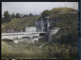 Image représentant France, L'entrée du fort et le pont