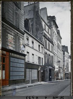 Image représentant La rue des Saints-Pères , au niveau du numéro 44