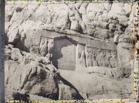 Image représentant Deux bas-reliefs d'époque parthe, celui de gauche est recouvert par une inscription persane (donation du Sheikh Ali Khan Zangana au 17e siècle)