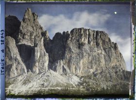 Image représentant La chaine de la Sella (Groupo di Sella ou Sellagruppe) depuis le col du Grödner (Grödner Joch ou passo Gardena)