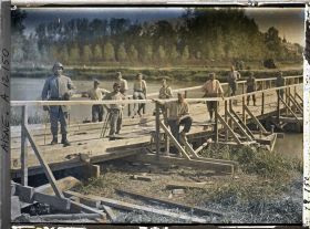 Image représentant Ouvriers du génie travaillant sur un pont