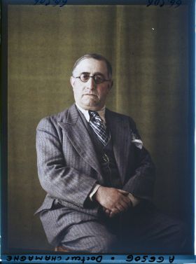 Image représentant https://musee-albert-kahn.s-museum.fr/home/NWQ2OTAwYzNmYjZlZTk1ZWQwODJmMjY4L2dlbmVyaWMtbm90aWNlLXRhYi9hdXRob3JpdHkvNjE3YTc5ZjVjZjhiODk2OGIzMzM3ZDIx/5d6900c3fb6ee95ed082f268/generic-notice-tab/authority/617a79ebcf8b8968b3336a53 Le Docteur Chamagne