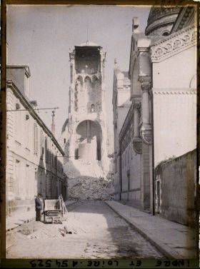 Image représentant Un ouvrier devant la tour Charlemagne, après son effondrement partiel, vue de la rue Descartes