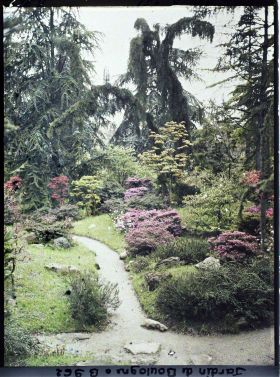 Image représentant Chemin du " sanctuaire japonais " bordé d'érables et d'azalées, à la sortie du " village japonais "
