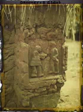 Image représentant Bas-relief d'une résidence du quartier de Gbécon-Hounli, non loin du palais princier de Guézo, motif d'amazone armée tuant un guerrier ennemi
