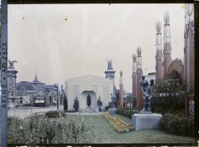 Image représentant L'Exposition des arts décoratifs, Jardin de Jacques Lambert, sur la terrasse de la gare, vue vers le pont Alexandre III