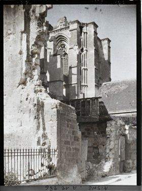Image représentant La cathédrale touchée par les bombardements