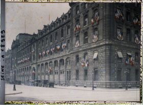 Image représentant La préfecture de police à l'angle de la rue de la Cité et du quai du marché neuf, décorée de drapeaux pour les fêtes de la Victoire des 13 et 14 juillet 1919
