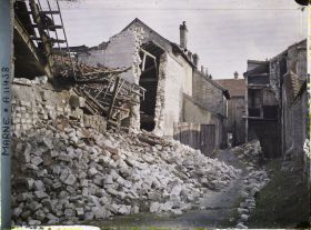 Image représentant La rue Laurent Déramez en ruine