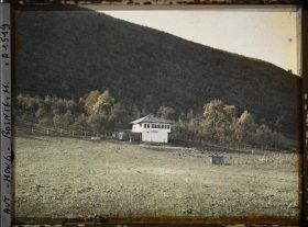 Image représentant Une maison sur le versant avec série de petites fenêtres
