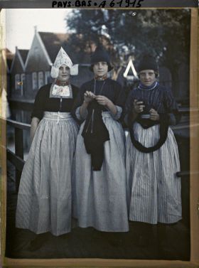 Image représentant Trois jeunes filles en costume traditionnel