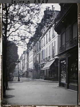 Image représentant Le boulevard St-Germain, au niveau du numéro 175, à l'angle de la rue des Saint-Pères