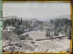 Image représentant Vers la ville et son éperon rocheux au bord du Golfe d'Agolide. Une belle maison et ses palmiers