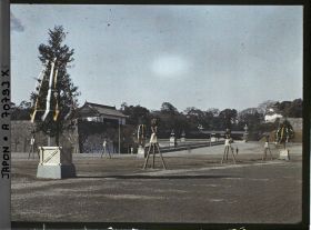 Image représentant Funérailles de l'Empereur Taisho-Tenno (Yoshihito), décor mortuaire sur l'esplanade du palais impérial