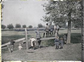 Image représentant Enfants regardant la revue des fusiliers marins