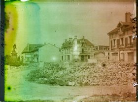 Image représentant France, Fresnes en Woëvre, Rue de Metz et Statue du Général Margueritte