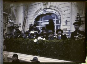 Image représentant Ensemble de personnes (dont les Asaka), assistant à des festivités urbaines sur la terrasse du Négresco