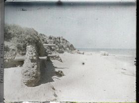 Image représentant Vue d'une plage avec des ruines