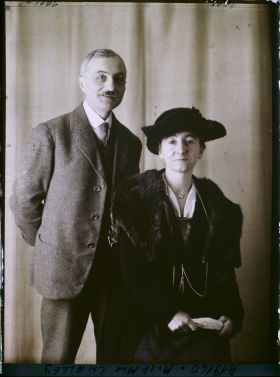 Image représentant https://musee-albert-kahn.s-museum.fr/home/NWQ2OTAwYzNmYjZlZTk1ZWQwODJmMjY4L2dlbmVyaWMtbm90aWNlLXRhYi9hdXRob3JpdHkvNjE3YTc5ZjVjZjhiODk2OGIzMzM3ZDIx/5d6900c3fb6ee95ed082f268/generic-notice-tab/authority/617a79ebcf8b8968b3336a51 Monsieur Challey avec son  https://musee-albert-kahn.s-museum.fr/home/NWQ2OTAwYzNmYjZlZTk1ZWQwODJmMjY4L2dlbmVyaWMtbm90aWNlLXRhYi9hdXRob3JpdHkvNjE3YTc5ZjVjZjhiODk2OGIzMzM3ZDIx/5d6900c3fb6ee95ed082f268/generic-notice-tab/authority/617a79ebcf8b8968b3336a52 épouse