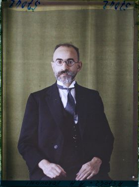 Image représentant https://musee-albert-kahn.s-museum.fr/home/NWQ2OTAwYzNmYjZlZTk1ZWQwODJmMjY4L2dlbmVyaWMtbm90aWNlLXRhYi9hdXRob3JpdHkvNjE3YTc5ZjVjZjhiODk2OGIzMzM3ZDIx/5d6900c3fb6ee95ed082f268/generic-notice-tab/authority/617a79ebcf8b8968b3336d53 Monsieur A. H. Foroughi