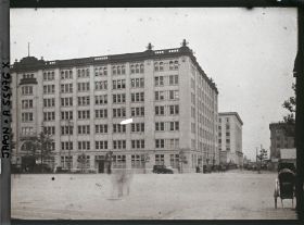Image représentant L'immeuble Kaijo (Kaijo Hoken) sur l'esplanade de la gare, quartier de Marunouchi