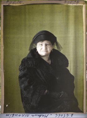 Image représentant https://musee-albert-kahn.s-museum.fr/home/NWQ2OTAwYzNmYjZlZTk1ZWQwODJmMjY4L2dlbmVyaWMtbm90aWNlLXRhYi9hdXRob3JpdHkvNjE3YTc5ZjVjZjhiODk2OGIzMzM3ZDIx/5d6900c3fb6ee95ed082f268/generic-notice-tab/authority/617a79ebcf8b8968b333689d Madame Edmond Bernheim