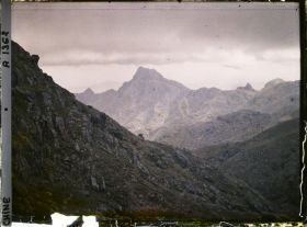 Image représentant Aolaifeng (" pic S'avançant avec Orgueil "), appelé aussi Furongfeng (" pic de l'Hibiscus ")