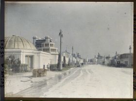 Image représentant L'Exposition des arts décoratifs, l'esplanade des Invalides vue vers le pont Alexandre III. A gauche, le Pavillon de la Compagnie des arts français de Süe et Mare et le Pavillon de Lyon-St Etienne de Tony Garnier