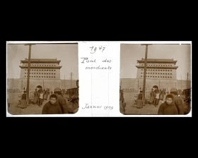 Image représentant Passants sur Zhengyangqiao ("pont Face au Midi"), appelé pont des Mendiants par les Occidentaux, et tour de flèche ("jianlou") de la porte Zhengyangmen ("porte Face au Midi"), ou Qianmen ("porte Antérieure"), entrée de la ville Tartare