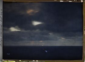 Image représentant Effet de lumière dans le ciel avec vue sur mer