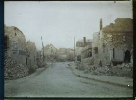 Image représentant Verneuil, Une rue près de l'Eglise