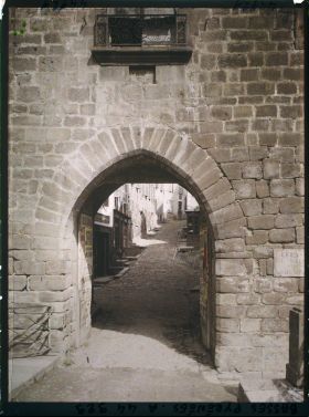 Image représentant France, St Jean Pied de Port, Vue prise à travers l'une des portes de la Ville