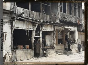 Image représentant Dans la rue principale, la boutique du rotisseur et une autre boutique