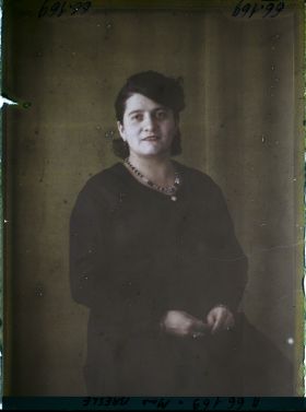 Image représentant https://musee-albert-kahn.s-museum.fr/home/NWQ2OTAwYzNmYjZlZTk1ZWQwODJmMjY4L2dlbmVyaWMtbm90aWNlLXRhYi9hdXRob3JpdHkvNjE3YTc5ZjVjZjhiODk2OGIzMzM3ZDIx/5d6900c3fb6ee95ed082f268/generic-notice-tab/authority/617a79ebcf8b8968b3336981 Madame Bresle