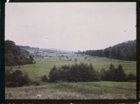 Image représentant France, La Chalade, Vallée de Biesme vers la Chalade, à gauche bois de la Chalade, à gauche les Hauts Batis, au fond forêt de Perruptes en bas. Ruisseau de Courte Chausse