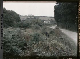 Image représentant Jeune homme assis vraisemblablement sur une canalisation en bois au bord d'une route