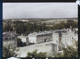 Image représentant France, Ste Menehould, L'Hôtel de Ville et la Place, vue prise du Château