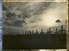 Image représentant France, Souain, Cimetière Français Contre jour sur les Tombes
