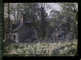 Image représentant France, Versailles, Petit Trianon, Le Presbytère et la Maison du Garde