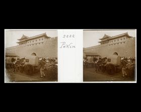 Image représentant À l'ouest de Zhengyangmen ("porte Face au Midi"), ou Qianmen ("porte Antérieure")