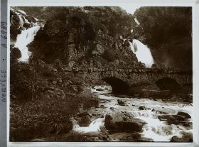 Image représentant Petit pont de pierre en bas d'une cascade